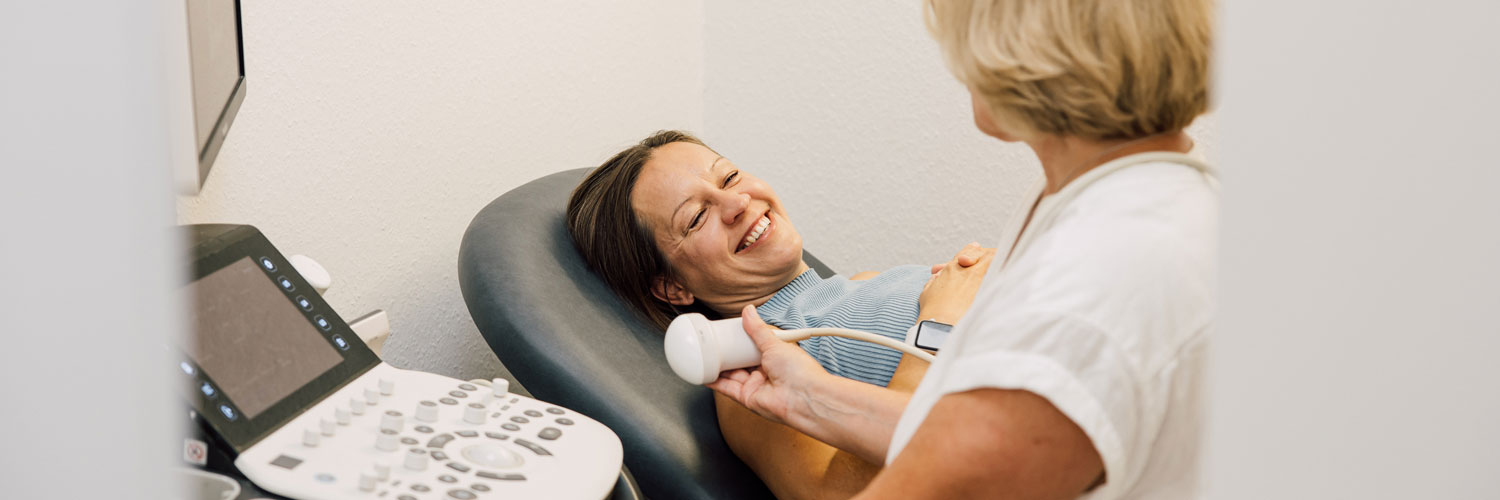 gynaekologie-trier-zita-kovaks-gallerie08 Ärztin führt bei einer Patientin eine Ultraschalluntersuchung durch