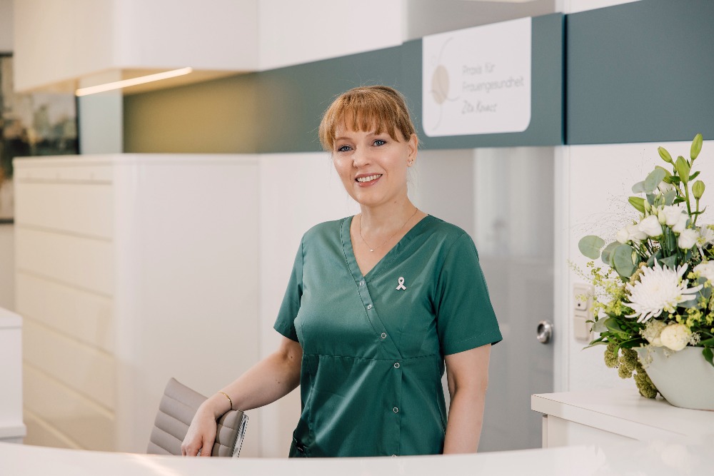 gynaekologie-trier-zita-kovaks-mitarbeiterin1 Olga Hess, Medizinische Fachangestellte, am Empfang der Praxis