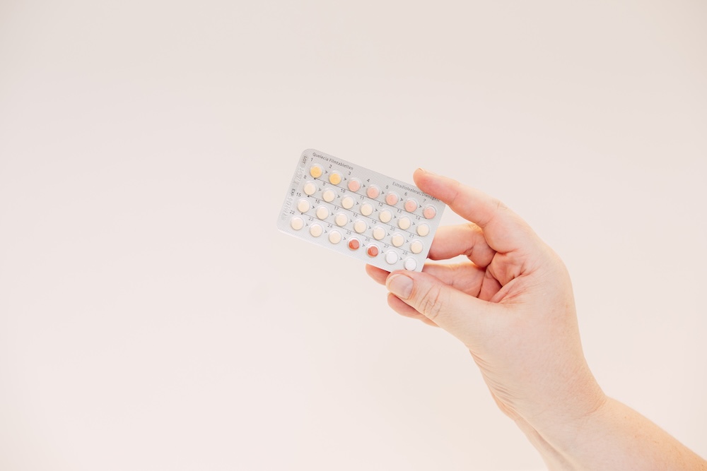 Hand hält eine Blisterpackung der Antibabypille