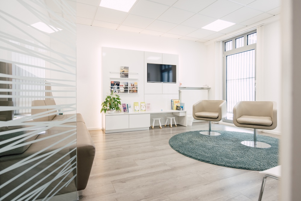 Wartezimmer mit Sesseln und rundem Teppich