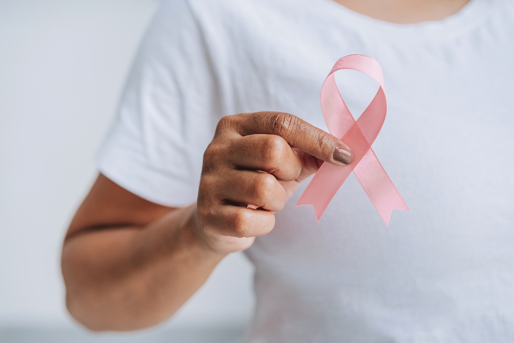 gynaekologie-trier-zita-kovaks-header-krebsvorsorge Frau hält eine rosa Schleife als Symbol für die Krebsvorsorge